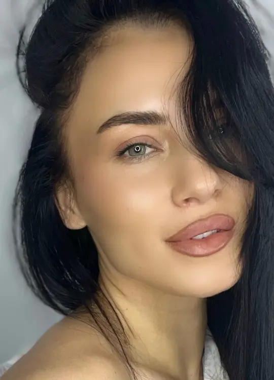 Rezultat natural după procedura de laminare, vopsire și stilizare a sprâncenelor realizată de Marcela Cenușa.